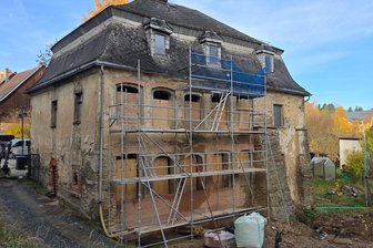 Rettung eines historischen Gebäudes im Vogtland: Viel geschafft und noch mehr Pläne - Die Sanierungs- und Sicherungsarbeiten am Trampeli-Haus in Adorf gehen weiter.