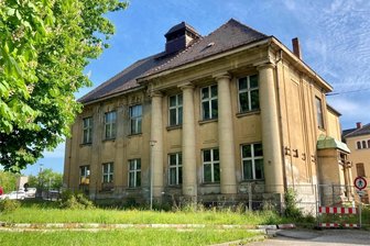 Rettung für Winkler-Club in Aue in Sicht: Stadtrat macht viel Geld locker - Steht dem Clemens-Winkler-Club in Aue, auch bekannt als alte Freimaurerloge „Zu den drei Rosen im Erzgebirge“, eine Renaissance bevor? Das stadtbildprägende Haus genießt Denkmalschutz.