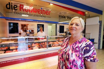 Rettung gescheitert - Nachfolger hat übernommen: Was kommt nach Hilbersdorfer Fleischwaren in Freiberg? - Gesamtfilialleiterin Jana Braksiek freut sich über die neue Filiale der Roßweiner Traditionsfleischerei in Freiberg. Im Hintergrund Ines Krause, die zuvor bei Hilbersdorfer Fleischwaren arbeitete.