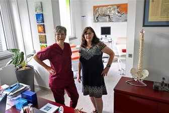 Rettung in der Not: Medizinerin baut Versorgungszentrum in Chemnitz-Hutholz auf - Sie ist schon da: Internistin Dr. Heike Matthes (links) arbeitet seit August in der Hausarztpraxis von Dr. Kerstin Merten in Hutholz. Bis Jahresende sollen drei weitere Ärzte folgen.