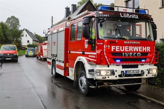 Rettung in letzter Sekunde: Feuerwehr holt im Erzgebirge Mann aus brennendem Zimmer - Die Ortswehren von Lößnitz wurden auf die Hauptstraße gerufen. Ein Nachbar hatte das Feuer entdeckt.