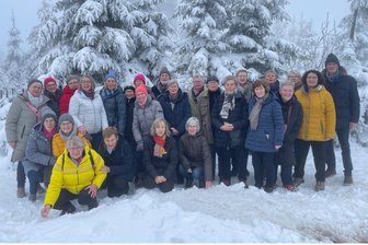 Rettung nach Busunfall - Reisegruppe aus Nordrhein-Westfalen dankt dem Erzgebirge: „Ein Weihnachtswunder!“ - Die Reisegruppe, die wegen des Busunfalls in Tellerhäuser liebevoll von den Einheimischen versorgt wurde, darunter Reiseleiterin Margit Schauer (links, orange Jacke, graue Mütze) sowie Hildegard Medding (roter Anorak).