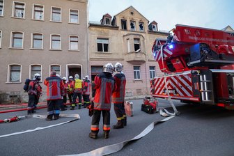 Rettung über die Leiter: Crimmitschauer Nachbar wird bei Wohnhausbrand zum Helden - Zu einem Wohnungsbrand ist es am Sonntag in Crimmitschau gekommen.