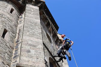 Rettung vom Auersbergturm: Bergwacht Johanngeorgenstadt mit Schauübung - Patrick Martin ist der Leiter der Bergwacht Johanngeorgenstadt. Er seilte sich vom 18 Meter hohen Auersbergturm ab.