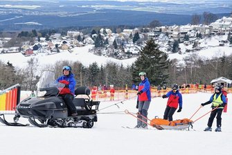 Rettung von Menschen in Not: Bergwacht in Schöneck setzt auf die Jugend - Die Mitglieder vom Jugendrotkreuz der Bergwacht Schöneck simulierten beim Tag der offenen Tür am Samstag mehrere Rettungseinsätze auf dem Ski-Übungshang am Schießhausberg.