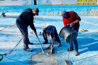 Rettung vor dem Aus: Für dieses Freibad im Erzgebirge legen Einwohner selbst Hand an - Risse und Löcher in den Wänden und im Boden des Bockauer Freibads werden derzeit von freiwilligen Helfern wie Christoph Weber, Bruno Stemmler und Jochen Bretschneider (v. l.) mit Beton und speziellem Putz ausgebessert.