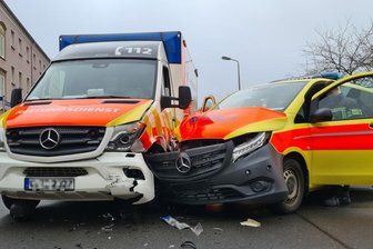 Rettungs- und Notarztwagen kollidieren auf Kreuzung - 
