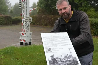 Rettungsaktion für ein Bahnsignal mit Geschichte - Letzte Handgriffe: Tom Schneider, Leiter des städtischen Bauhofes, überprüft die Festigkeit der neuen Info-Tafel am Bahnsignal.