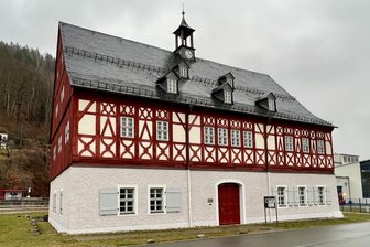 Rettungsaktion für eines der ältesten Gebäude im Erzgebirge: So ist der Stand der Sanierung - Das Herrenhaus Auerhammer in Aue wurde erstmals 1526 urkundlich erwähnt.