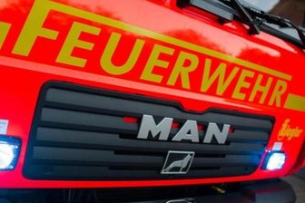 Rettungsaktion: Mann aus dem Bett gefallen - Feuerwehr steigt über Balkon ein -