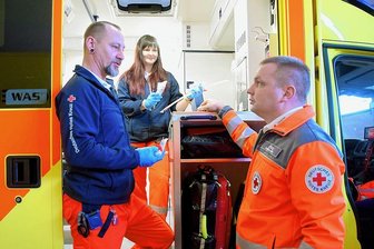 Rettungsdienst warnt vor dem Aus des Reichenbacher Krankenhauses - Theresa Lehninger und Silvio Eminger im Gespräch mit Rettungsdienstleiter Andy Feig (rechts). Sollte es das Reichenbacher Krankenhaus nicht mehr geben, wären die Folgen gravierend.