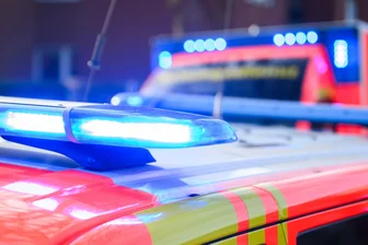 Rettungseinsatz auf dem Zwickauer Weihnachtsmarkt: Frau in Klinik gebracht - Ein Rettungswagen rückte aus, als eine Frau auf dem Zwickauer Weihnachtsmarkt Hilfe brauchte.