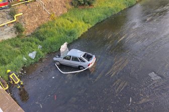 Rettungseinsatz im Vogtland: Ford Escort stürzt am Mittwochabend in einen Fluss - Eine Frau versenkte ihren Ford am Mittwochabend in der Weißen Elster in Elsterberg.