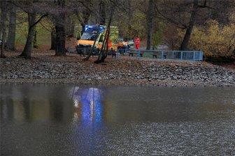 Rettungseinsatz in Plauen: Wieso stürzt ein Mann in den Stadtpark-Teich? - Einsatz im Plauener Stadtpark: Rettungskräfte haben einen älteren Mann aus dem Teich geborgen.
