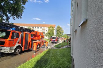 Rettungseinsatz nach Wohnungsbrand in Plauen - Einen Feuerwehreinsatz gab es am Mittwochnachmittag nach einem Wohnungsbrand in Haselbrunn.