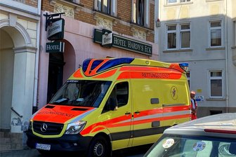 Rettungseinsatz vor Auerbacher Hotel: Warum auch die Polizei dort ist - Zwei Rettungswagen und ein Polizeifahrzeug halten am Donnerstagvormittag vor „Hardy’s Eck“.