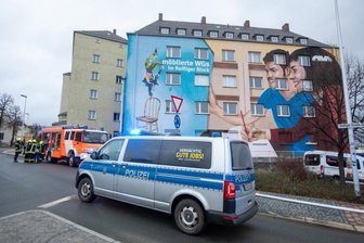 Rettungseinsatz wegen Wohnungsbrand: Zwei Senioren ins Krankenhaus eingeliefert - 