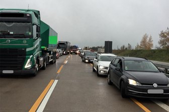 Rettungsgasse auf A 4 versperrt: Fahrer erhalten Anzeige - Nach einem Auffahrunfall am 21. November auf der A 4 bei Nossen bildete ein Lkw-Fahrer keine Rettungsgasse.