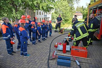 Rettungshelden von morgen: Jugendfeuerwehr trainiert für den Ernstfall in Oederan - 80 Mädchen und Jungen der Jugendfeuerwehren Oederans zum Aktionstag in Schönerstadt.