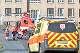 Rettungshubschrauber auf dem Campus der Bergakademie in Freiberg - Ein Rettungshubschrauber landete am Dienstagvormittag auf dem Campus der Bergakademie in Freiberg.