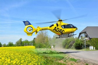 Rettungshubschrauber bringt verletzten Feuerwehrmann ins Krankenhaus - Ein Rettungshubschrauber ist am Montag im Oelsnitzer Stadtteil Untermarxgrün gelandet.