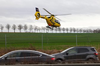 Rettungshubschrauber Christoph 46 bleibt in Zwickau – doch wer fliegt ihn ab 2027? - Nach Verkehrsunfällen bringt Christoph 46 regelmäßig Verletzte ins Krankenhaus. Hier landet er an der A 4 nahe Glauchau.
