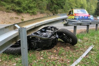 Rettungshubschrauber im Einsatz - Biker gerät unter Leitplanke -