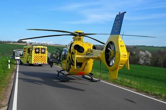 Rettungshubschrauber im Einsatz: Bikerin auf B 107 schwer verletzt - Ein schwerer Verkehrsunfall ereignete sich auf der B107, zwischen Seupahn und Möseln.