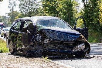 Rettungshubschrauber im Einsatz: Straße bei Oelsnitz voll gesperrt - Eine verletzte Person musste laut der Polizei per Hubschrauber in das nächste Krankenhaus gebracht werden.