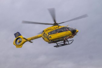 Rettungshubschrauber in Clausnitz im Einsatz: Motorradfahrer schwer verletzt - Nach einem schweren Unfall am Samstagabend nahe Clausnitz war ein Rettungshubschrauber im Einsatz.