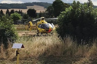 Rettungshubschrauber landet am Plauener Freibad Preißelpöhl - "Christoph 46" auf einem Feld nahe dem Freibad Preißelpöhl.