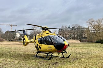 Rettungshubschrauber landet am Zwickauer Schwanenteich: Das war der Grund für den Einsatz - Rettungshubschrauber „Christoph 46“ landete am Dienstagvormittag im Park am Zwickauer Schwanenteich.