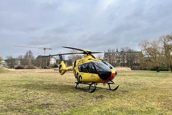 Rettungshubschrauber landet am Zwickauer Schwanenteich: Wie der Not-Einsatz ausging - Der Rettungshubschrauber bei einem zurückliegenden Einsatz am Zwickauer Schwanenteich.