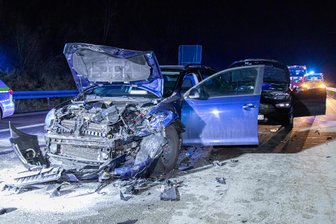 Rettungshubschrauber landet auf A 72 bei Stollberg: Schwerer Verkehrsunfall mit fünf Autos - Fünf Autos fuhren auf der A 72 bei Stollberg ineinander. Mehrere Personen wurden dabei verletzt.