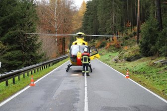 Rettungshubschrauber landet auf B 283: Tragischer Unfall im Erzgebirge - Ein Rettungshubschrauber ist am Dienstag wegen eines schweren Verkehrsunfalls  auf der B 283 gelandet.