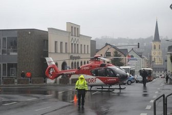 Rettungshubschrauber landet auf Kreuzung -