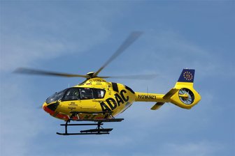 Rettungshubschrauber landet erst in Schönberg und dann in Glauchau: Das war der Grund - Der Rettungshubschrauber „Christoph 46“ ist am Montag erst in Schönberg und dann in Glauchau gelandet.