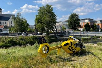 Rettungshubschrauber landet im Flussbett der Weißen Elster -