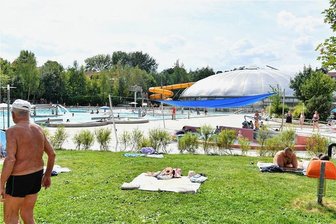 Rettungshubschrauber landet im Johannisbad Freiberg - Im Außenbereich des Johannisbades (hier eine Archivaufnahme) ist am Donnerstagnachmittag ein Rettungshubschrauber gelandet.