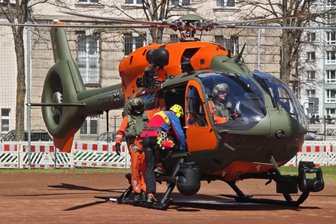 Rettungshubschrauber landet in Chemnitz – Spezialkraft steigt ein - Gegen 13 Uhr landet ein Rettungshubschrauber an der Feuerwache und holt eine Spezialkraft ab.