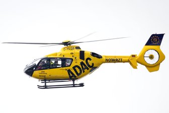 Rettungshubschrauber landet in Stadion im Vogtland: Das war der Grund - Ein Rettungshubschrauber des ADAC ist am Montag in Oelsnitz gelandet.