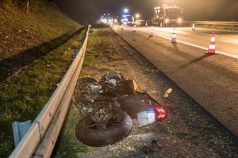 Rettungshubschrauber landet nach schwerem Unfall auf A 72 - Der Fahrer erlitt lebensgefährliche Verletzungen.
