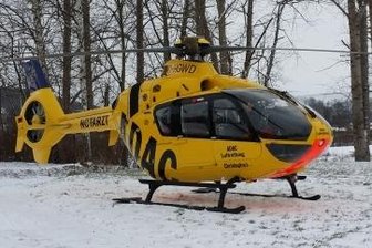 Rettungshubschrauber muss nach Unfall Schwerverletzte bergen -