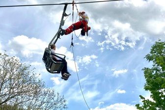 Rettungsjugend nimmt Faden wieder auf - Jürgen Anger in luftiger Höhe: Der Retter von der Bergwacht Eibenstock demonstrierte gemeinsam mit Patrick Lautenschläger eine gelungene Abseilübung. Da staunten die Jugendrotkreuzler nicht schlecht. 