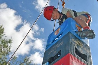 Rettungskräfte betreiben Eigenwerbung - Tag der offenen Tür bei der Feuerwehr Halsbrücke. Julius versucht sich im Bierkastenklettern. 