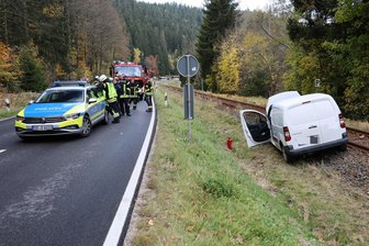 Rettungskräfte im Erzgebirge rücken aus: Auto landet im Gleisbett - Auto auf Abwegen: Ein Mann ist mit seinem Fahrzeug im Erzgebirge ins Gleisbett geraten.