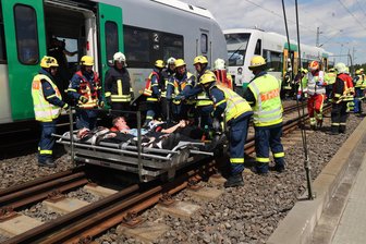 Rettungskräfte üben Einsatz im Falle einer Zugkollision auf der Göltzschtalbrücke - 