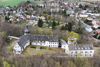 Rettungsmission für Schloss Wiesenburg bei Zwickau: Ein Jahr nach dem spektakulären Kauf bekommen Besucher Einblick - Die Wiesenburg von Osten aus gesehen, auf einem Luftbild von 2022. 2024 hat die Stadt Wildenfels den Schlosskomplex erworben. Was daraus wird, ist noch unklar.