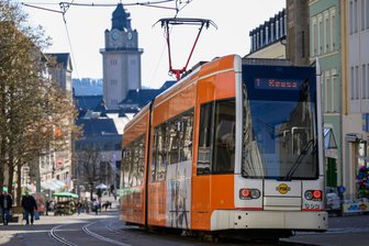 Rettungspaket für die Plauener Straßenbahn: „Da habe ich noch Bauchschmerzen“ - Fährt die Straßenbahn auch künftig durch Plauen? Oberbürgermeister und Vogtland-Landrat haben ihre Pläne zur Rettung des Nahverkehrsbetriebes öffentlich gemacht.