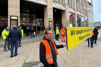 Rettungspaket für Plauener Straßenbahn: So lief die Abstimmung im Vogtland-Kreistag - Im September vorigen Jahres: Straßenbahner vor dem Landratsamt. Damals beauftragte der Kreistag Landrat und OB mit Verhandlungen zur Zukunft der Straßenbahn.